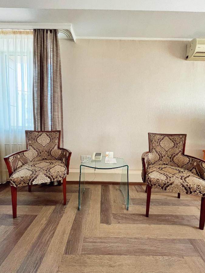 Hotel Golden Dragon Bishkek Esterno foto