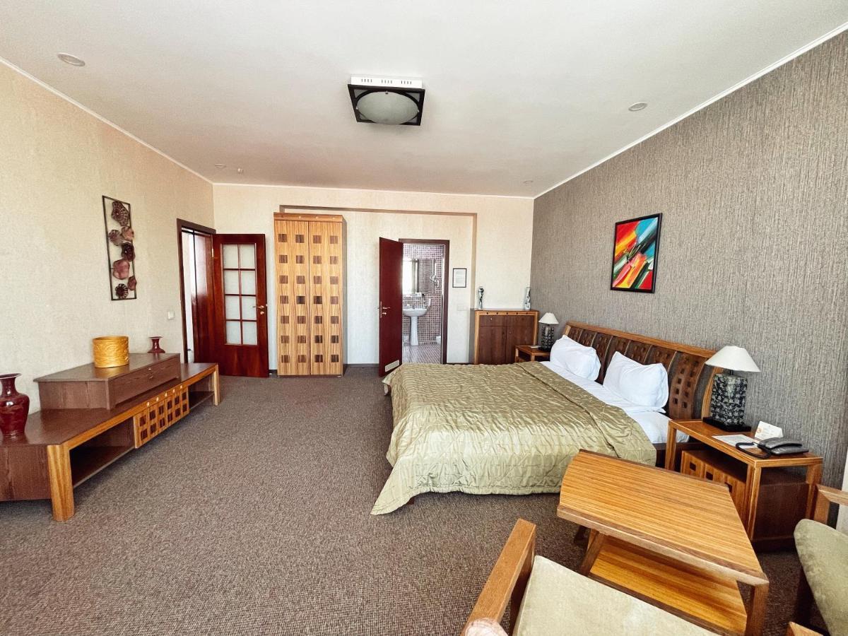 Hotel Golden Dragon Bishkek Esterno foto