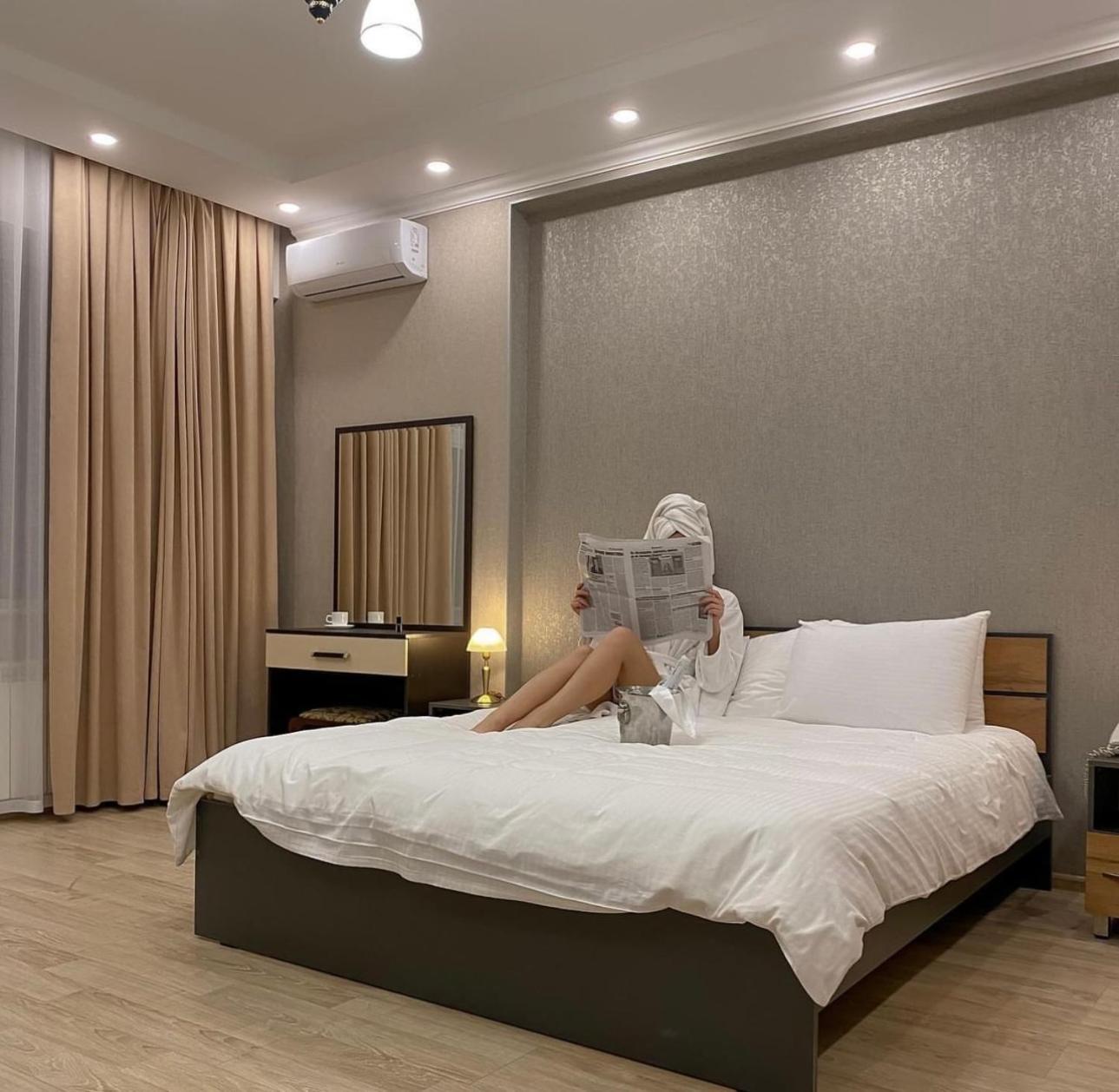 Hotel Golden Dragon Bishkek Esterno foto