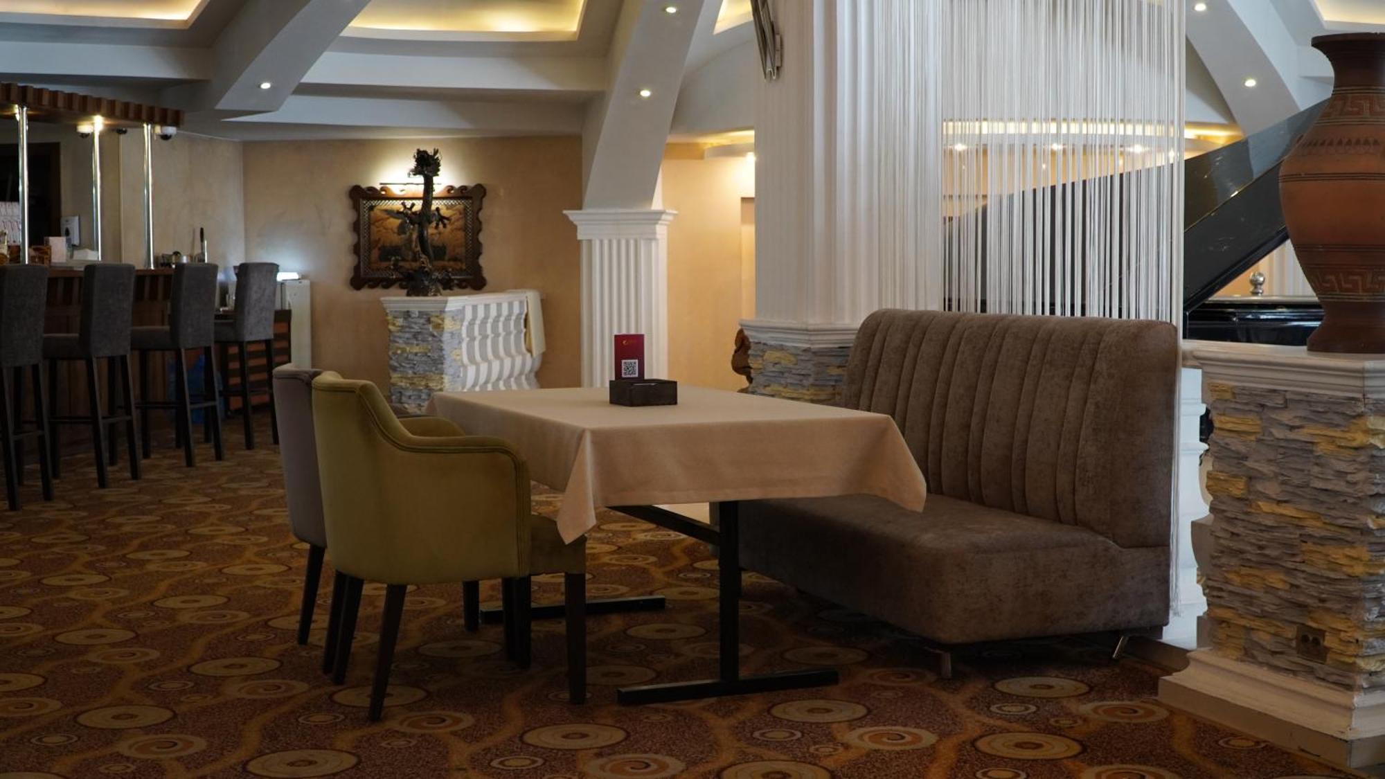 Hotel Golden Dragon Bishkek Esterno foto