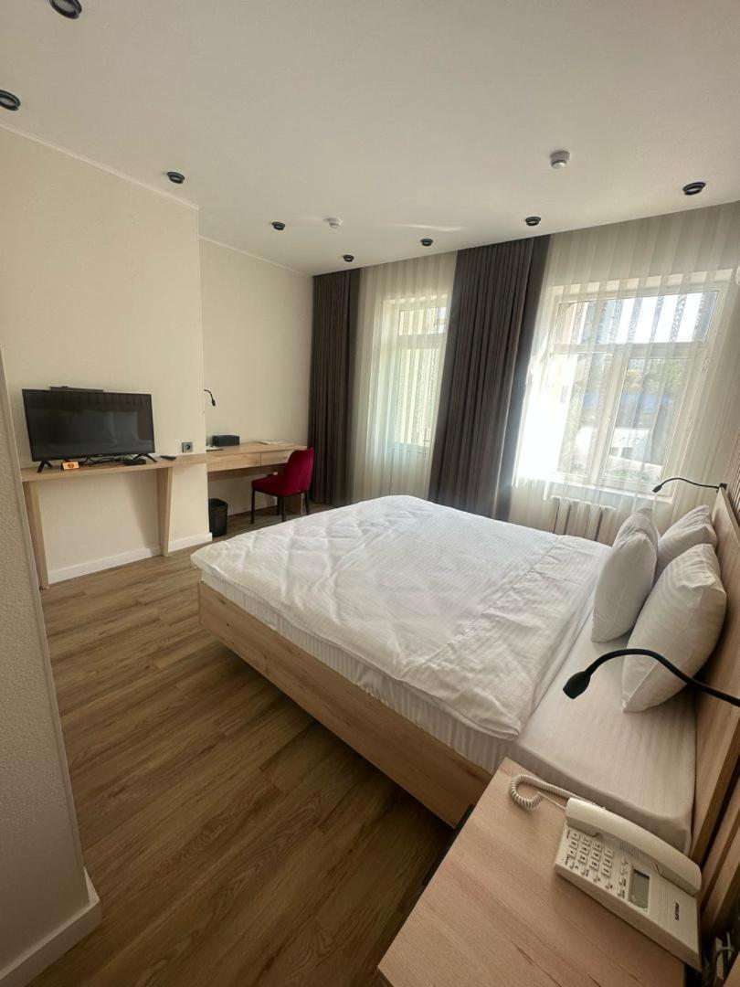 Hotel Golden Dragon Bishkek Esterno foto
